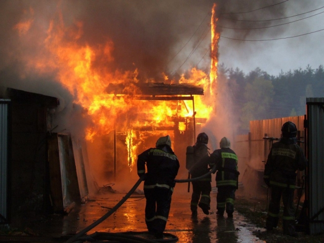 Пожарные предотвратили распространение огня от сгоревшего дома в Дорохово 