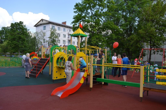 Три детские площадки по губернаторской программе введены в эксплуатацию в Московской области в мае 2016 года