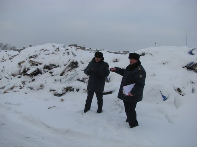 Госадмтехнадзор заставил из-под снега вывезти мусор в поселке Северный