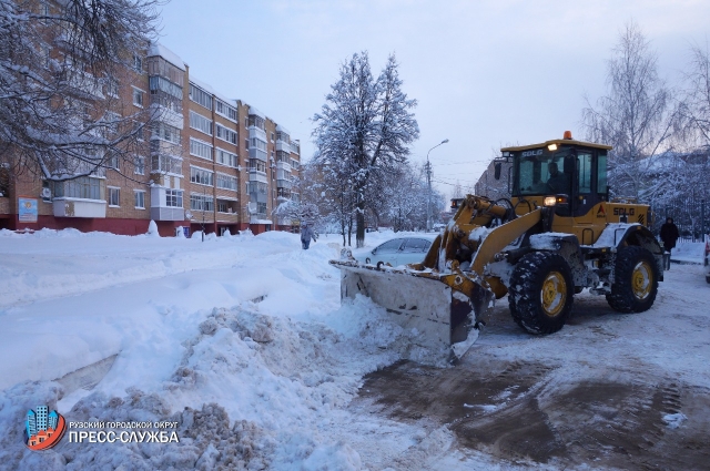 Порядка 700 единиц специализированной дорожной техники вышло на уборку снега в Подмосковье