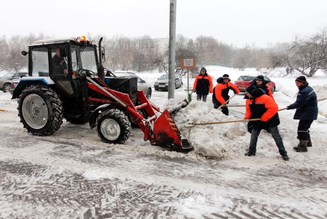 Более 6,5 тыс. сотрудников коммунальных предприятий расчищают снег в Подмосковье