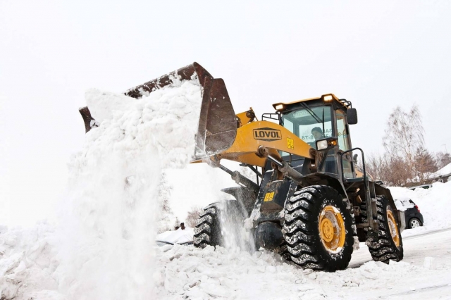 Несколько десятков единиц техники вышли на уборку Рузского округа от снега