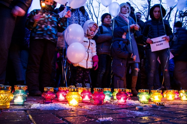 Около 500 жителей Рузы приняли участие в акции в память о погибших в городе Кемерово