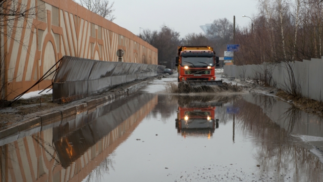 Губернатор поручил дорожным службам проконтролировать прохождение паводка в Подмосковье
