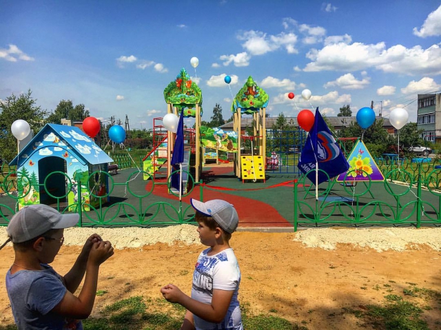 8 детских игровых площадок установлено по губернаторской программе в Московской области с мая 2016 года