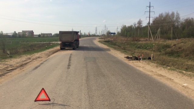 Мотоциклист попал под колеса грузовика возле деревни Морево