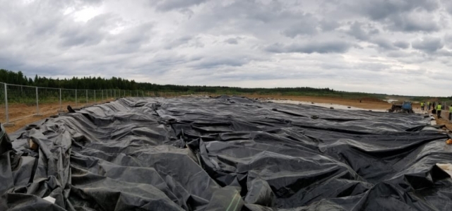 Дополнительной мембраной накрыли отходы на временной площадке в Щелканово