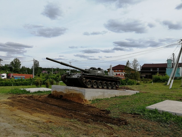 На мемориале в поселке Колюбакино установили танк