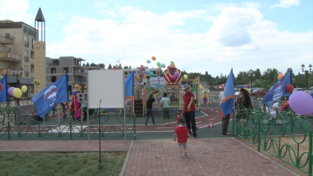 Детская площадка, оформленная в тематике ПДД, открылась в Тучкове