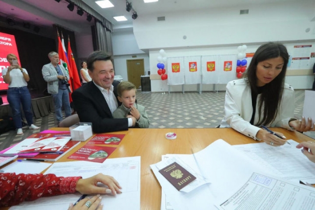 Андрей Воробьев проголосовал на выборах главы региона