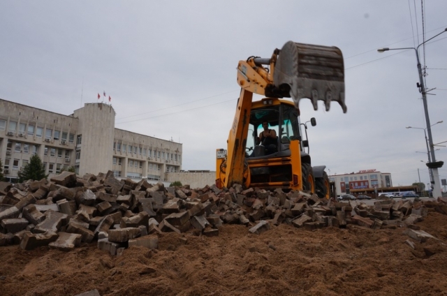 Стартовали работы по реконструкции площади у здания администрации Рузского городского округа