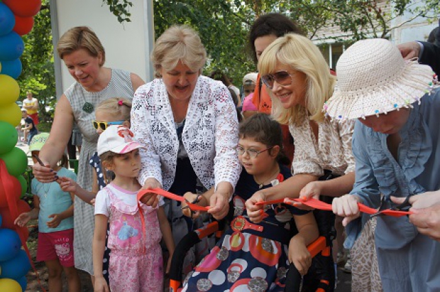 Оксана Пушкина приняла участие в открытии первых игровых площадок для особенных детей во Власихе