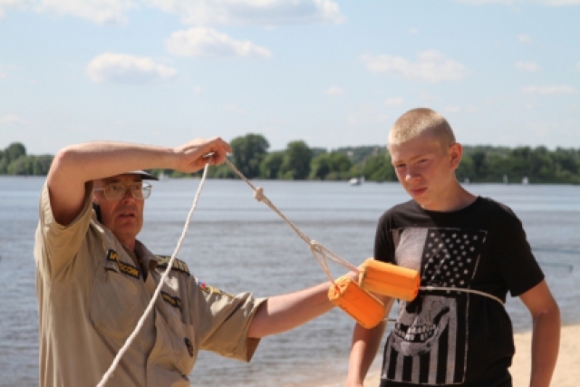 Спасатели Московской области учат детей плавать