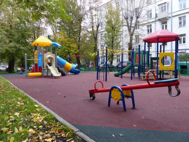 Дополнительную детскую площадку монтируют в деревне Рузского округа