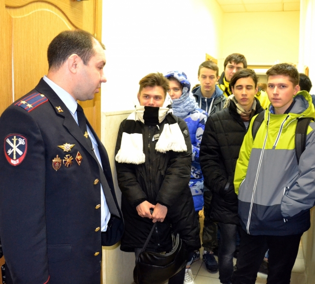 Студентам Красногорского колледжа сотрудники полиции провели экскурсию