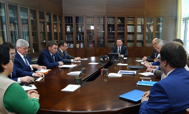 Ремонт дорог и подготовку к новому учебному году обсудили на совещании губернатора с руководящим составом правительства Подмосковья