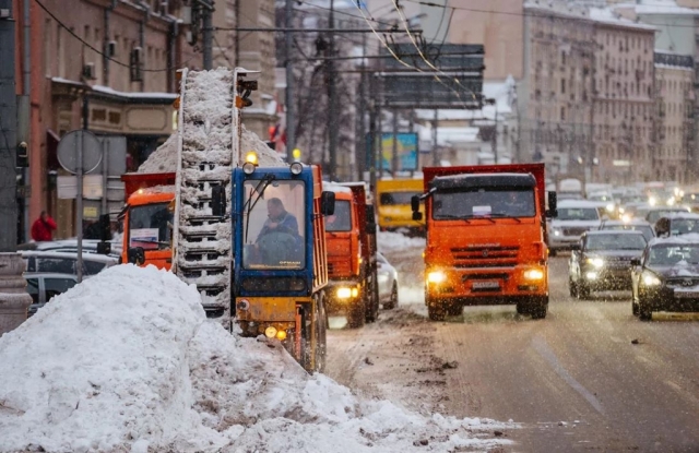 Коммунальные службы Подмосковья убирают снег в усиленном режиме