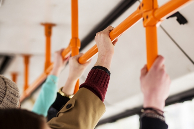 Сотрудники Госавтоинспекции напоминают пассажирам о соблюдении правил безопасности во время поездок в общественном транспорте