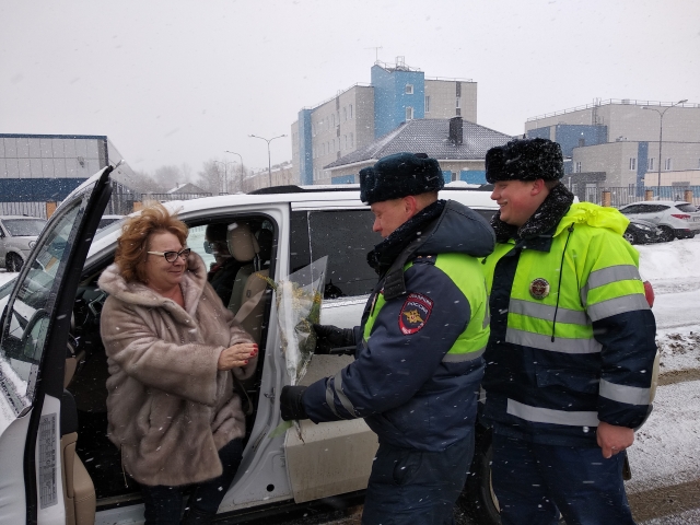 Госавтоинспекторы Рузского городского округа провели праздничную акцию «Цветы для автоледи»