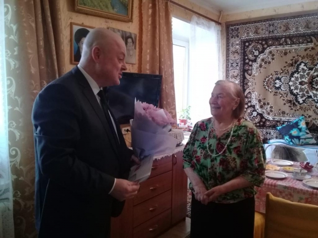 Сотрудники Администрации Рузкого городского округа поздравили Михееву Александру Семёновну с 90-летием