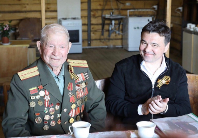 Губернатор Андрей Воробьев навестил участника Великой Отечественной войны в Рузском округе