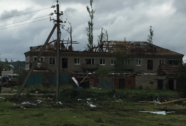 Жителям пострадавшего от урагана поселка Колюбакино оказали материальную помощь