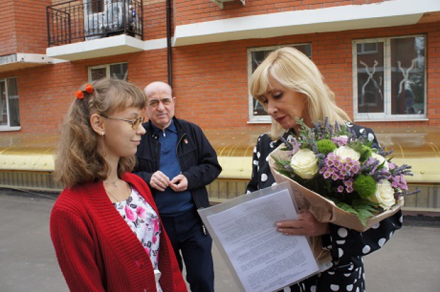 Оксана Пушкина в Одинцово вручила ключи от квартиры девушке, выросшей без родительской опеки