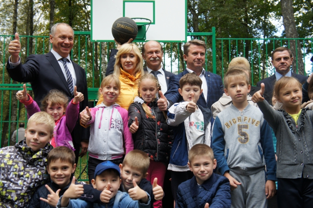 Оксана Пушкина открыла детскую спортивную площадку в ЗАТО Молодежный