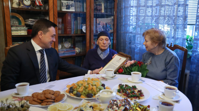 Губернатор поздравил академика Исаака Халатникова со 100-летием