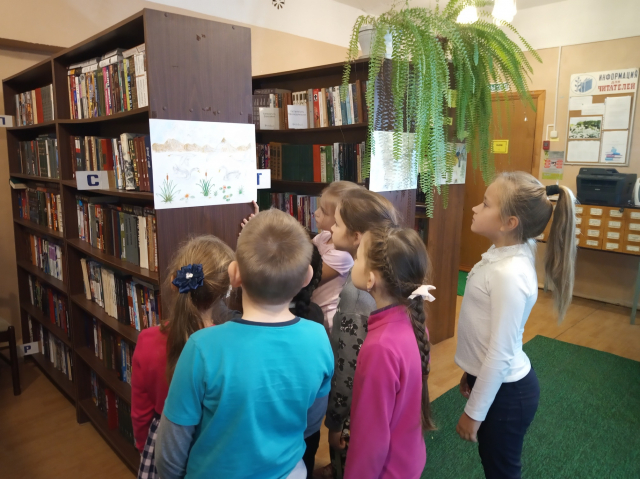 В Рузском округе в сельской библиотеке открыта выставка картин читателя