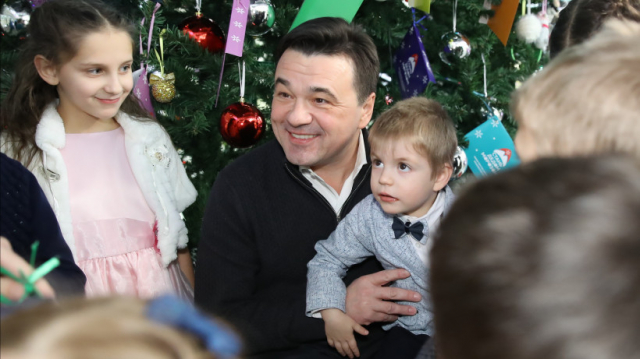 Андрей Воробьев с воспитанниками детских домов дал старт акции «Стань Дедом Морозом»