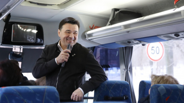 Андрей Воробьев с участниками «Активного долголетия» проехал на экскурсионном автобусе