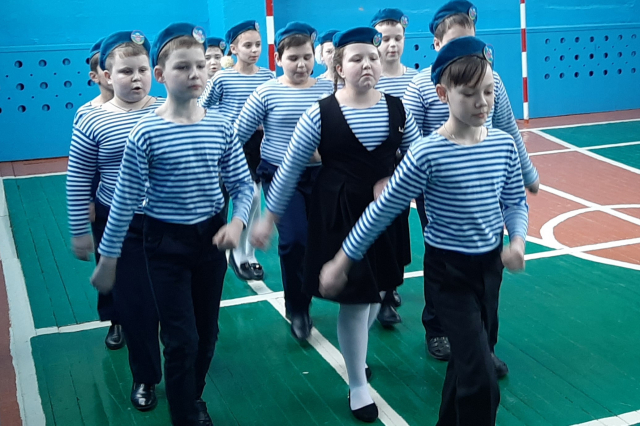 Орешковские школьники маршировали и пели