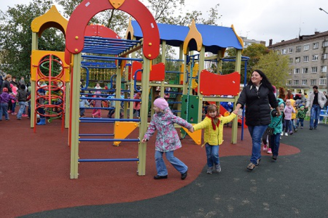 Более 100 новых детских площадок установлено в Московской области с начала года