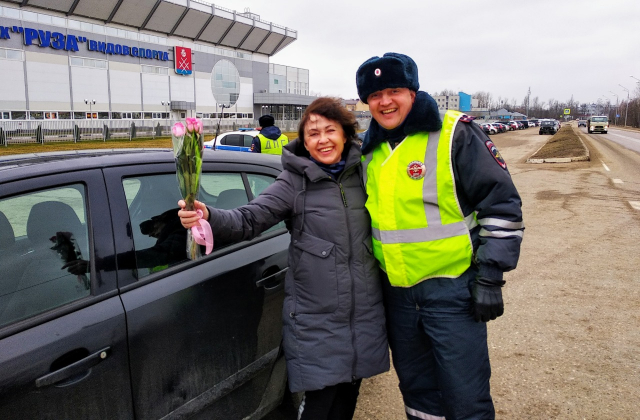 Рузские автоинспекторы дарили женщинам цветы