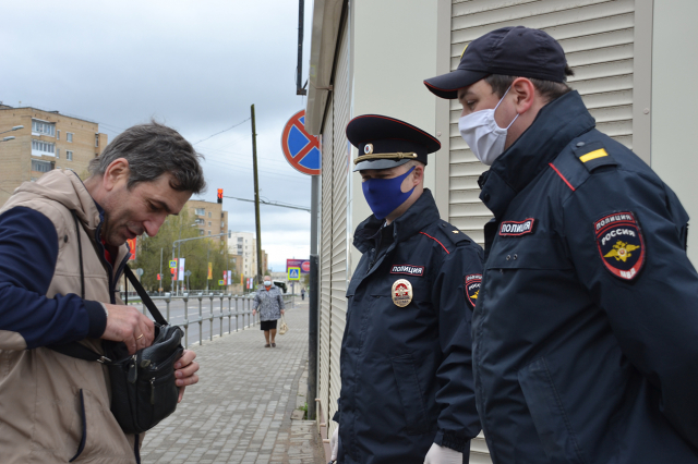 В Рузском городском округе полицейские проводят профилактические беседы с жителями