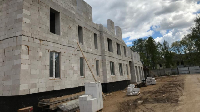 Строительство двух домов для переселенцев из аварийного жилья возобновили в Рузском округе