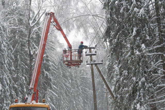 В Московской области работы по восстановлению энергоснабжения потребителей после «ледяного дождя» ведутся круглосуточно