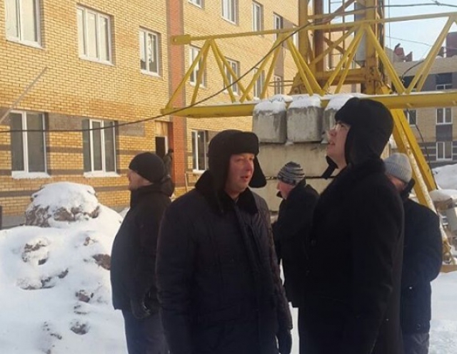 Максим Тарханов проинспектировал ход строительства домов для переселения из аварийного жилья