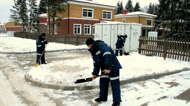 Свыше 5,5 тысяч сотрудников коммунальных служб расчищают снег на территории Московской области