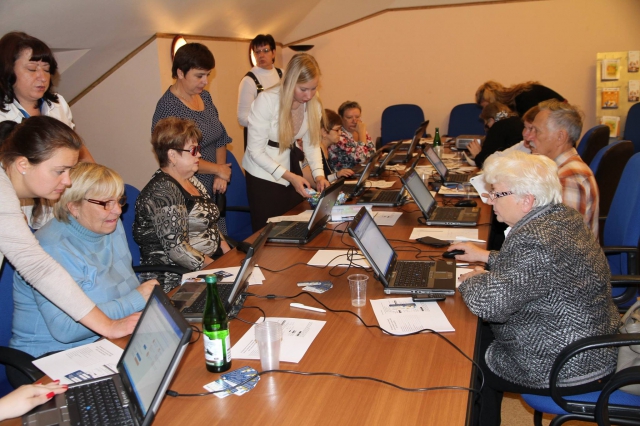 В Московской области пожилых людей учат оплачивать коммунальные услуги через интернет