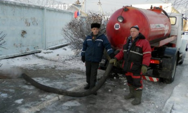 Аварию на канализационном трубопроводе устраняют в поселении Тучково