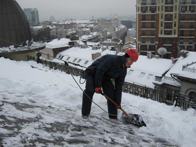 В Московской области своевременность расчистки крыш от снега и наледи взята на особый контроль