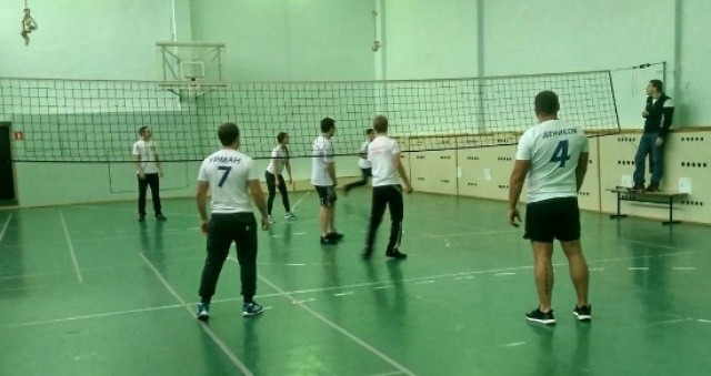 Команда администрации сыграла в волейбол со старшеклассниками