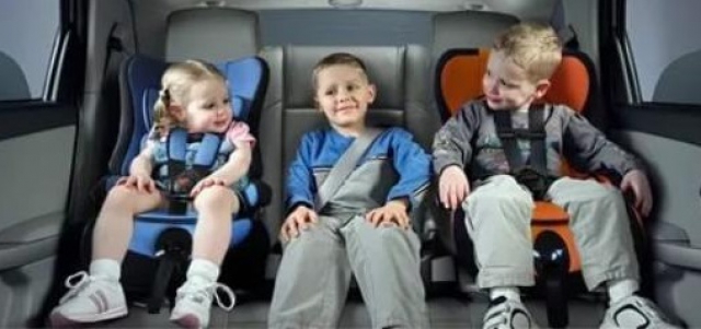 Госавтоинспекция, призывают водителей соблюдать правила безопасности при перевозке детей