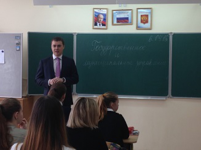 Максим Тарханов рассказал школьникам СОШ №3 Рузы о муниципальном управлении