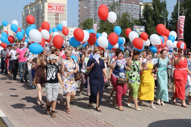Несколько тысяч человек приняли участие в праздничном шествии в Рузе