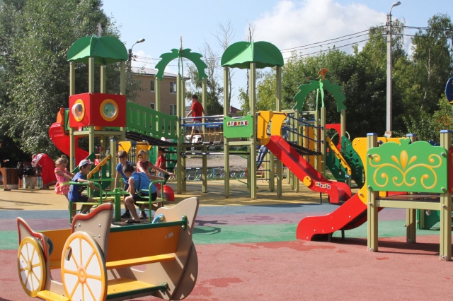 Уже 29 новых детских площадок по губернаторской программе установлено в Московской области с начала года