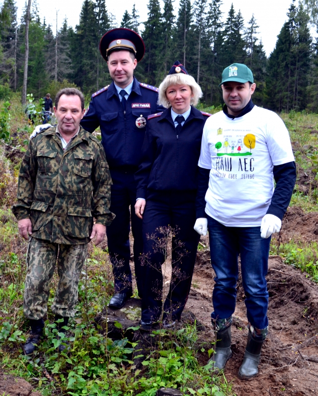 Полицейские г.о. Руза приняли участие в акции «Наш лес. Посади свое дерево»
