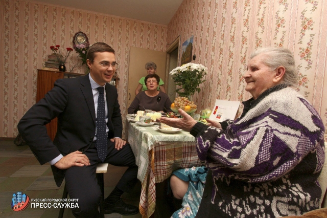 Жительнице Рузского городского округа передали поздравления от Президента РФ